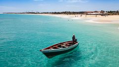Traditionelles Fischerboot am Strand von Santa Maria, Sal, Kap Verde