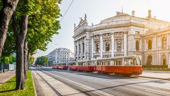 Wiener Ringstrasse mit Burgtheater