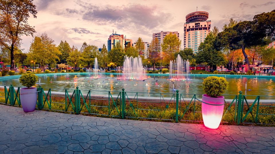 Beleuchteter Springbrunnen in Tirana