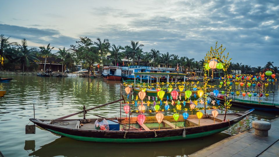 Hafenstadt Hoi An mit beleuchteten Booten