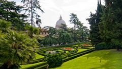 Vatikanische Gärten mit Blick auf Petersdom