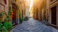 Schmale alte Straße in Lucca, Toskana