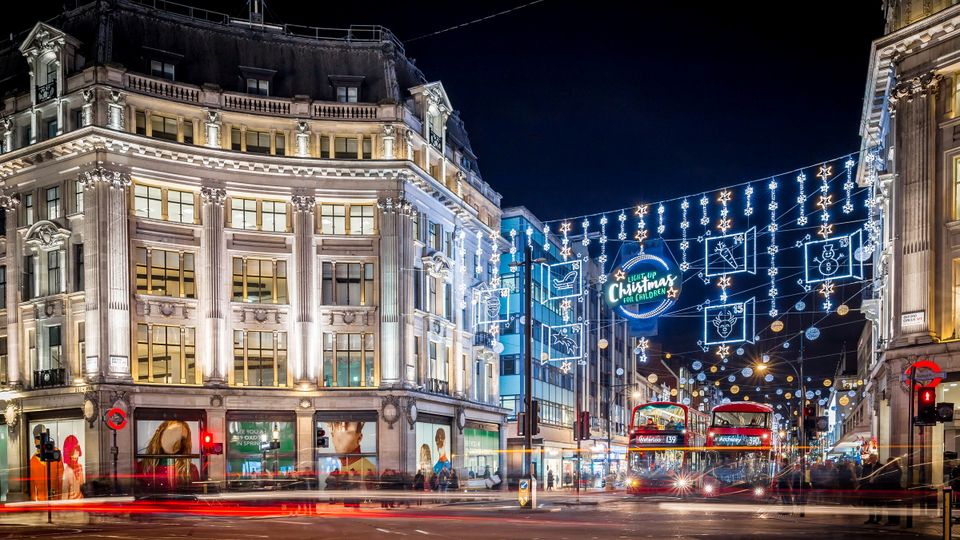 Weihnachtsbeleuchtung auf der Oxford Street in London