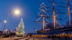 Das berühmte Segelschiff Cutty Sark beleuchtet von der Weihnachtbeleuchtung in Greenwich
