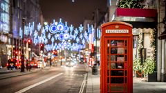 Telefonzelle in London zur Weihnachtszeit