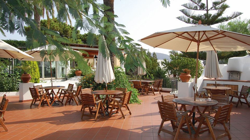 sonnige entspannte Terrasse im Hotel Gattopardo auf Lipari in Italien