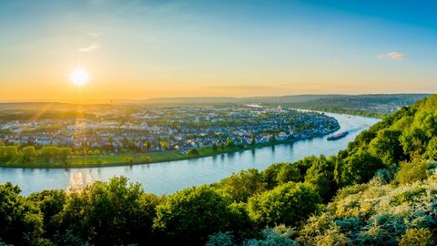 Sonnenuntergang über Koblenz bei einer Flussreise mit sz-Reisen