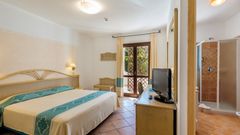 Zimmerbeispiel mit Balkon im Hotel Mon Repos auf Sardinien, Italien