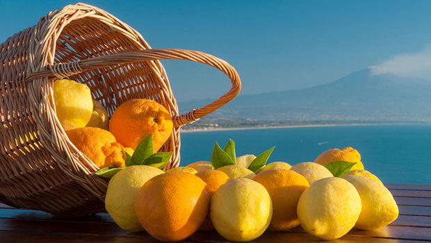 2807_._037_Sizilianische_Produkte_und_im_Hintergrund_der_AEtna_c_siculodoc_fotolia