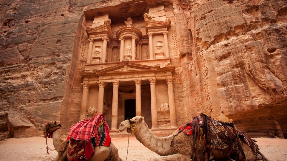 Petra mit Kamelen