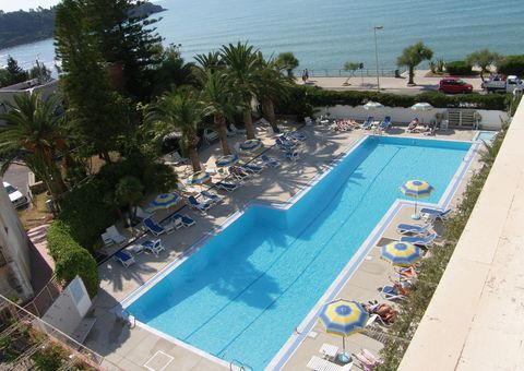 großer Pool mit Palmen am Hotel Tourist auf Sizilien in Italien