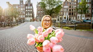 Junge Frau mit Tulpen in Amsterdam