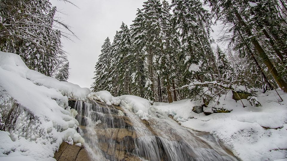 Wasserfall im Winter mit Schnee im Haralsdorf Tschechien Harrachsdorf