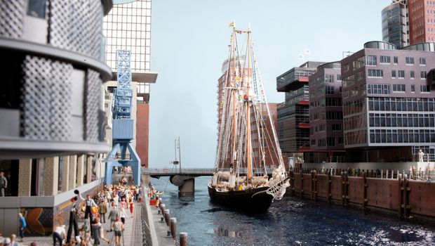 Hamburg Miniatur Wunderland, Klappbrücke mit historischem Schiff