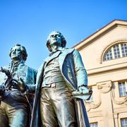 Goethe und Schiller in Weimar ©marako85, AdobeStock Goethe und Schiller Weimar