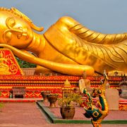 Pha That Luang, buddhistischer Tempel in Vientiane ©Alvov, AdobeStock Pha That Luang, Tempel in Vientiane mit liegendem Buddha