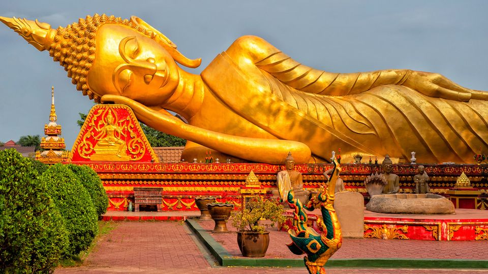 Pha That Luang, Tempel in Vientiane mit liegendem Buddha