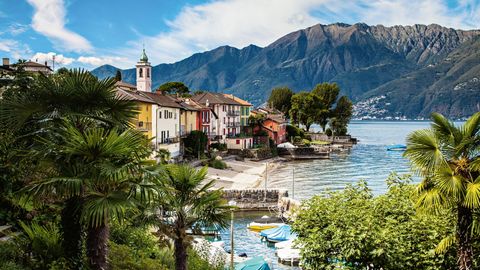 Kleiner Hafen am Lago Maggiore 