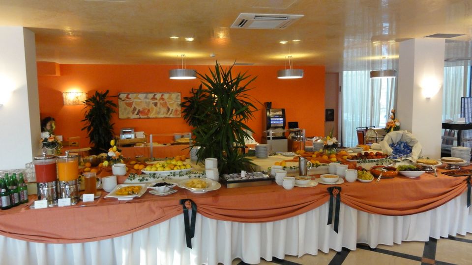 großes und umfangreiches Buffet im Hotel Sea Palace auf Sizilien in Italien