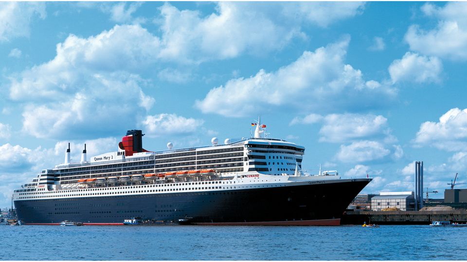 QM2 läuft in Hamburg ein
