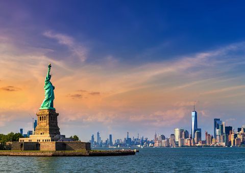 Freiheitsstatue mit Blick auf Manhattan ©Sergii Figurnyi, AdobeStock Freiheitsstatue mit Blick auf Manhattan