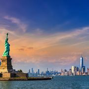 Freiheitsstatue mit Blick auf Manhattan ©Sergii Figurnyi, AdobeStock Freiheitsstatue mit Blick auf Manhattan
