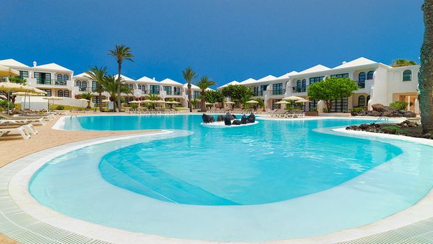 Außenansicht mit Pool, Corralejo H10 Ocean Suites