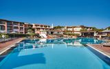 großer Poolbereich mit Liegen im Grand Hotel Porto Cervo auf Sardinien in Italien