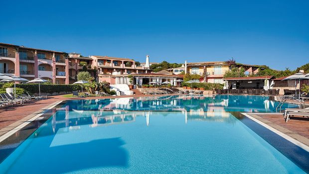 großer Poolbereich mit Liegen im Grand Hotel Porto Cervo auf Sardinien in Italien
