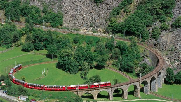 Bernina Express im Kreisviadukt Brusio