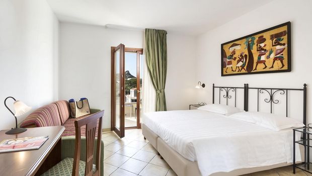 Zimmerbeispiel im Blu Hotel Morisco in Sardinien, Italien