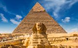 Pyramide von Gizeh mit Sphinx im Vordergrund