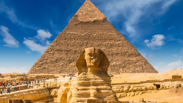 Pyramide von Gizeh mit Sphinx im Vordergrund