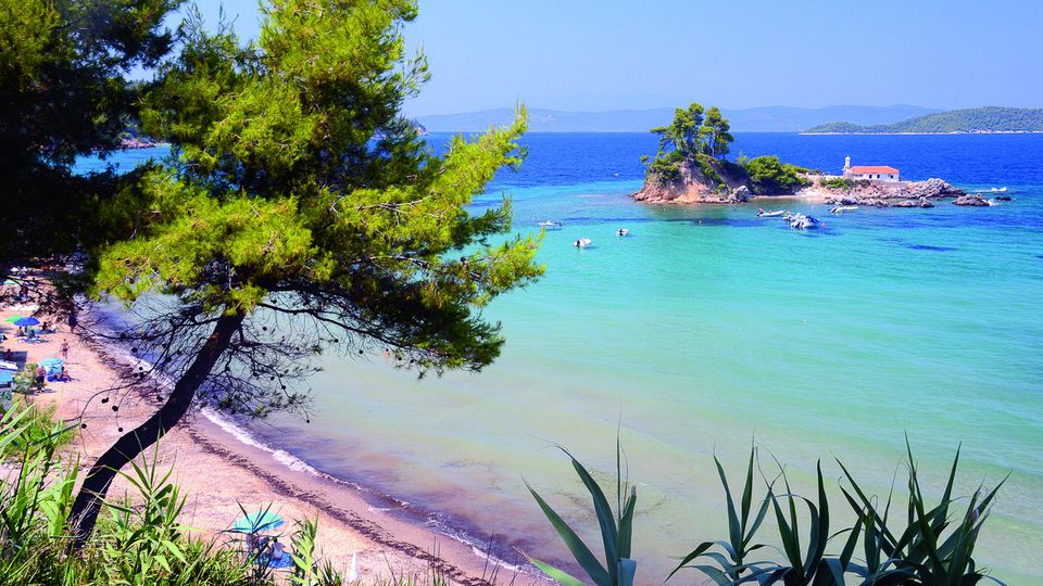 Euböa, Blick auf kleine Insel mit Kirche Agios Nikolaos