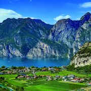 Panorama Gardasee mit Blick auf die Berge