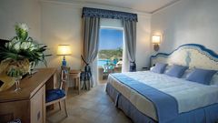 sauber und verspielt eingerichtete Zimmer im Hotel Petra Bianca auf Sardinien in Italien