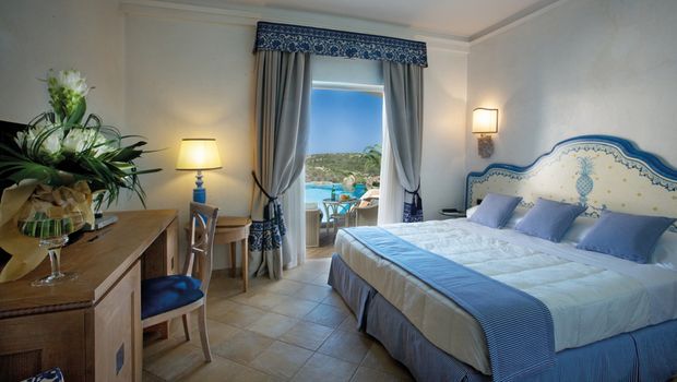 sauber und verspielt eingerichtete Zimmer im Hotel Petra Bianca auf Sardinien in Italien