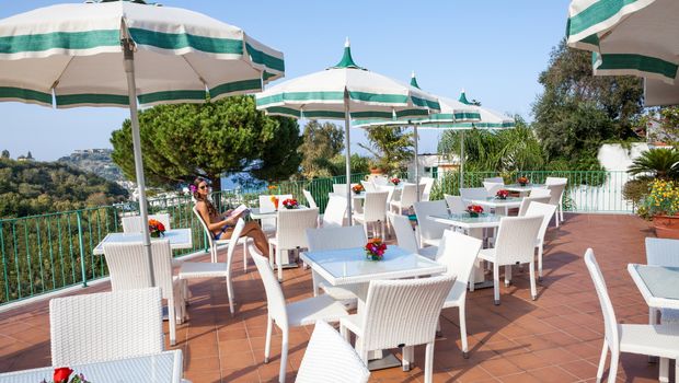 sonnige Terrasse am Hotel Terme la Pergola auf Ischia, Italien