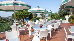 sonnige Terrasse am Hotel Terme la Pergola auf Ischia, Italien