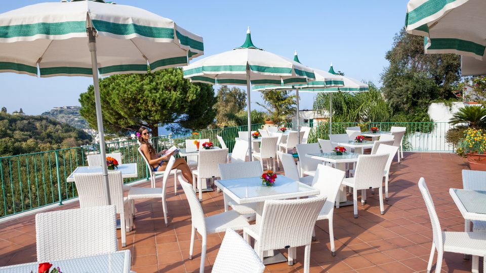 sonnige Terrasse am Hotel Terme la Pergola auf Ischia, Italien