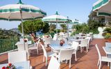 sonnige Terrasse am Hotel Terme la Pergola auf Ischia, Italien
