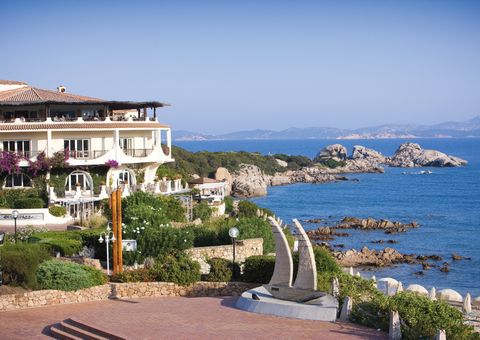 Aussicht auf das Meer vor Club Hotel Baja Sardinia auf Sardinien, Italien