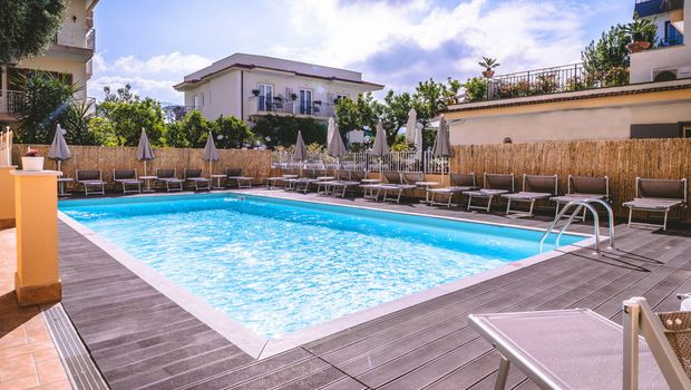 schöner Pool am Hotel Isabella auf Sorrent in Italien