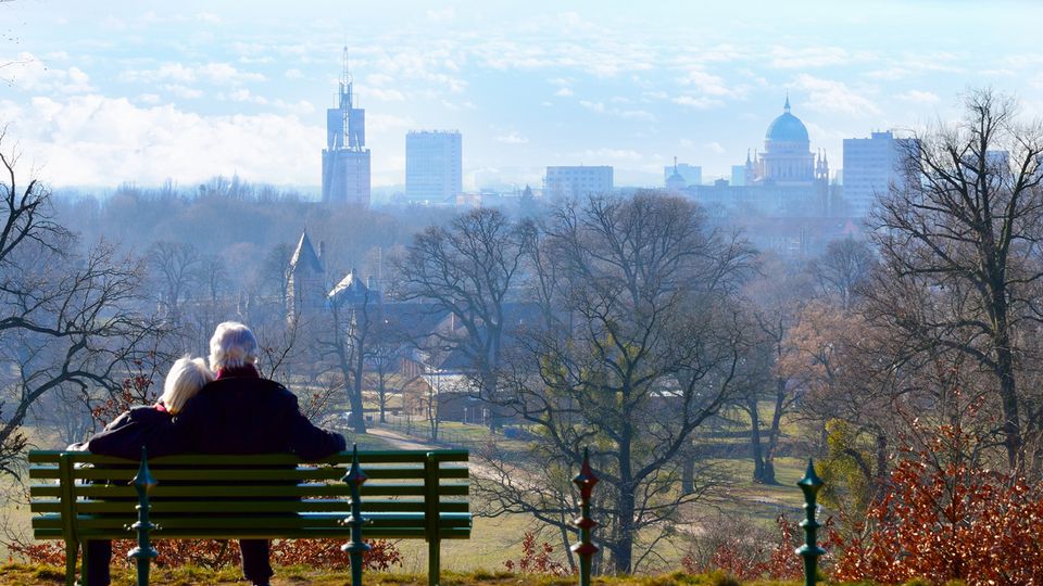Paar auf Parkbank mit Blick über Potsdam