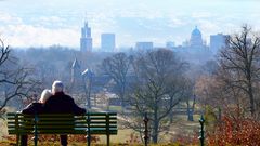 Paar auf Parkbank mit Blick über Potsdam