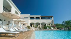 Liegen, Sonnen und Baden am Pool im Hotel Petra Bianca auf Sardinien in Italien