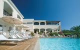 Liegen, Sonnen und Baden am Pool im Hotel Petra Bianca auf Sardinien in Italien