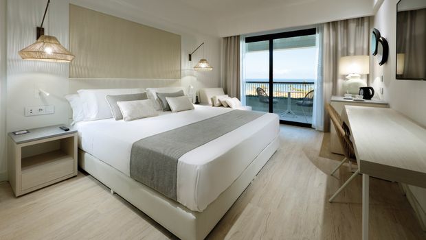 modern eingerichtetes Deluxe Doppelzimmer mit Meerblick im Hotel Grand Palladium auf Sizilien in Italien