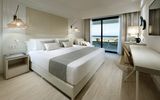 modern eingerichtetes Deluxe Doppelzimmer mit Meerblick im Hotel Grand Palladium auf Sizilien in Italien