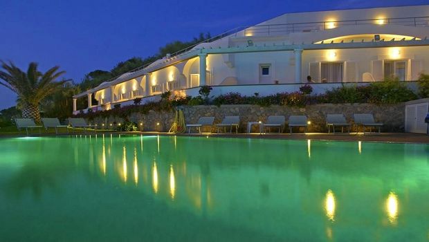 Pool vor Hotel Albatros in Ischia, Italien, bei Nacht